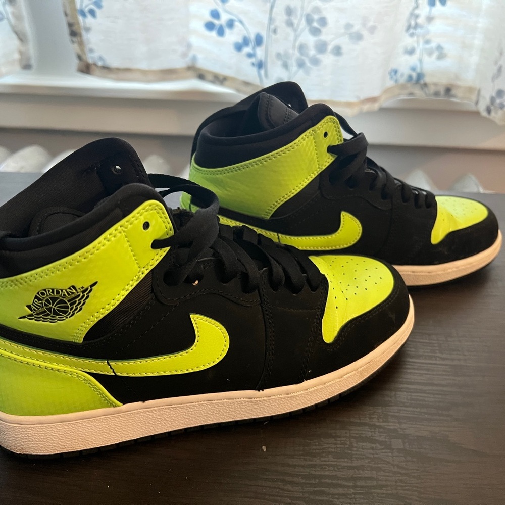 Big Mids Air Jordan 1 Mid 'Altitude Green'